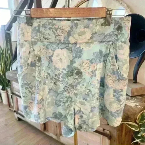 Talula Pants - Aritzia Talula Floral Print Shorts High Rise Waist with Pockets Size Medium